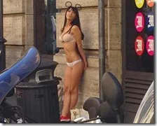 Donna in bikini a Roma