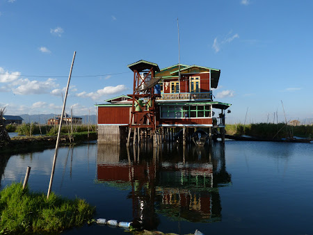 Obiective turistice Myanmar: casa pe lac