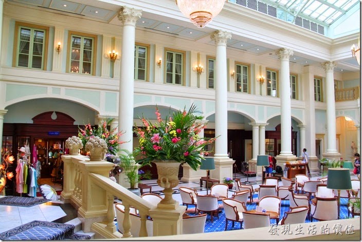 豪斯登堡的「阿姆斯特丹飯店」大廳中庭有咖啡座椅可以休息，也可以喝喝下午茶。