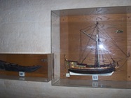 2008.10.17-003 maquettes de bateau dans l'église