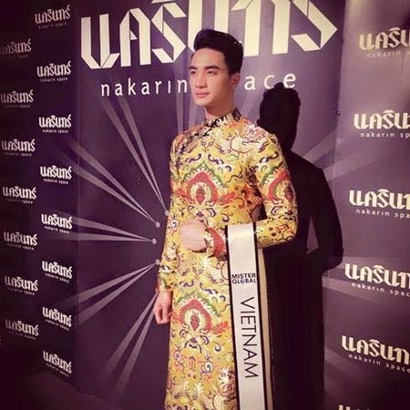 Mister Global 2015 Nguyen Van Son in his national costume 2
