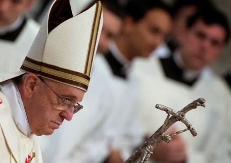 Papa Francesco: "Soffro per chi é stato bastonato in confessionale"