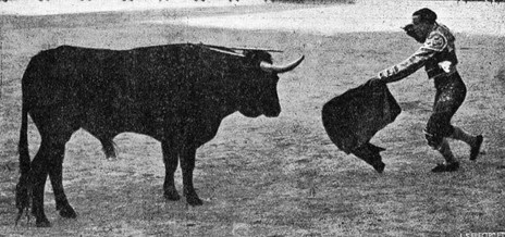 1917-03-18 (p. 27 TyT) Barcelona Gallito matando a su 1º