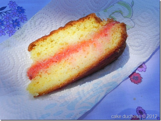 pan-di-spagna-con-marmellata-di-lamponi-sponge-cake-filled-with-raspberry-jam-1