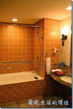 花蓮-理想大地渡假村(房間)。浴室內也整理得很乾淨，一般飯店該有的設施都有，色調大概也是採西班牙風格。