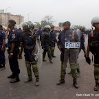 Les éléments de la Pnc le 5/9/2011 sur le boulevard du 30 juin à Kinshasa, lors du dépôt de la candidature d’Etienne Tshisekedi pour la présidentielle 2011, au bureau de réception, traitement des candidatures et accréditation des témoins et observateurs de la Ceni à  Kinshasa. Radio Okapi/ Ph. John Bompengo