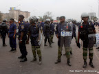  – Les éléments de la Pnc le 5/9/2011 sur le boulevard du 30 juin à Kinshasa, lors du dépôt de la candidature d’Etienne Tshisekedi pour la présidentielle 2011, au bureau de réception, traitement des candidatures et accréditation des témoins et observateurs de la Ceni à  Kinshasa. Radio Okapi/ Ph. John Bompengo