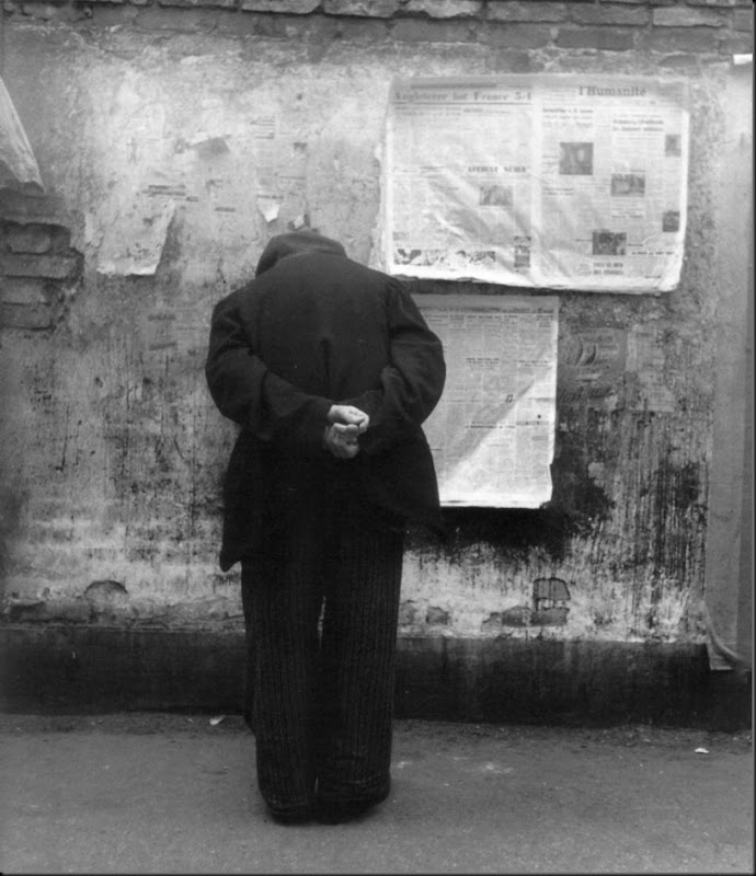 The reading wall Paris 1951-52 ©Louis Stettner - courtesy Galerie David Guiraud