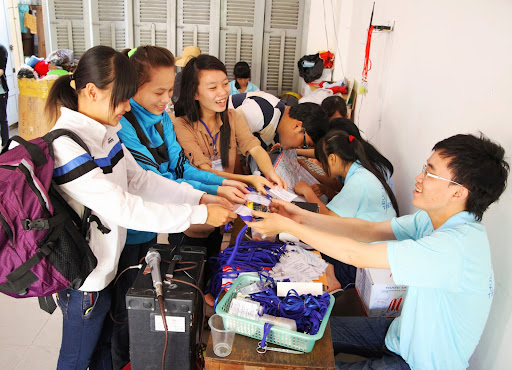 Trả lại thẻ tên cho Ban Tổ chức trước khi chia tay