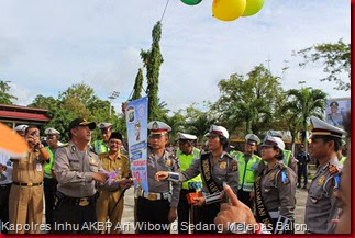 Kapolres Inhu AKBP Ari Wibowo Sedang Melepas Balon. Foto Humas Polres Inhu