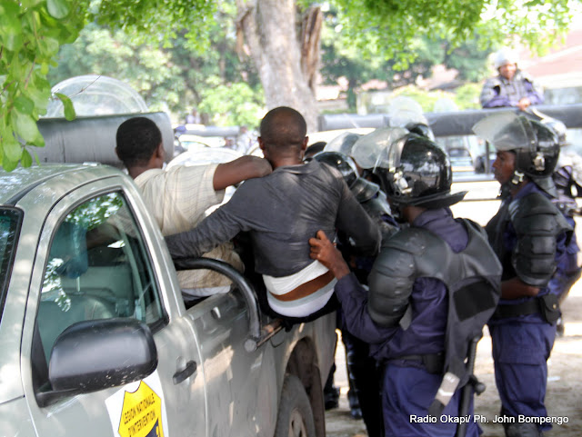 La police interpelle des partisans de l’UDPS le 12/12/2011 à Kinshasa-Limete. Radio Okapi/ Ph. John Bompengo