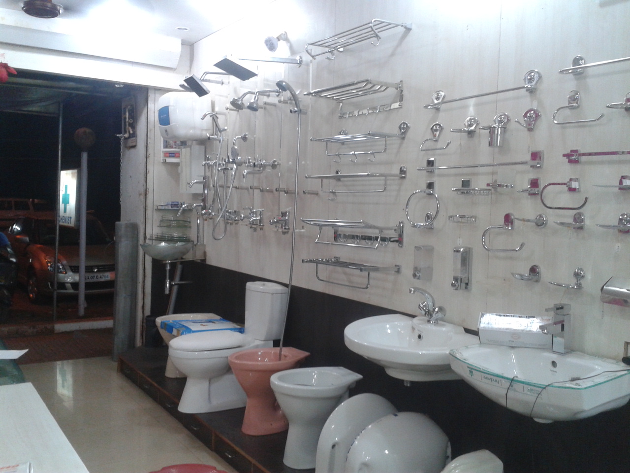 regalhardware&sanitary HARDWARE & SANITARYWARE DISPLAY