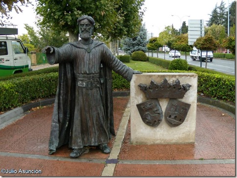 Estatura Sancho III el mayor en el parque de la Media Luna - Pamplona - Navarra