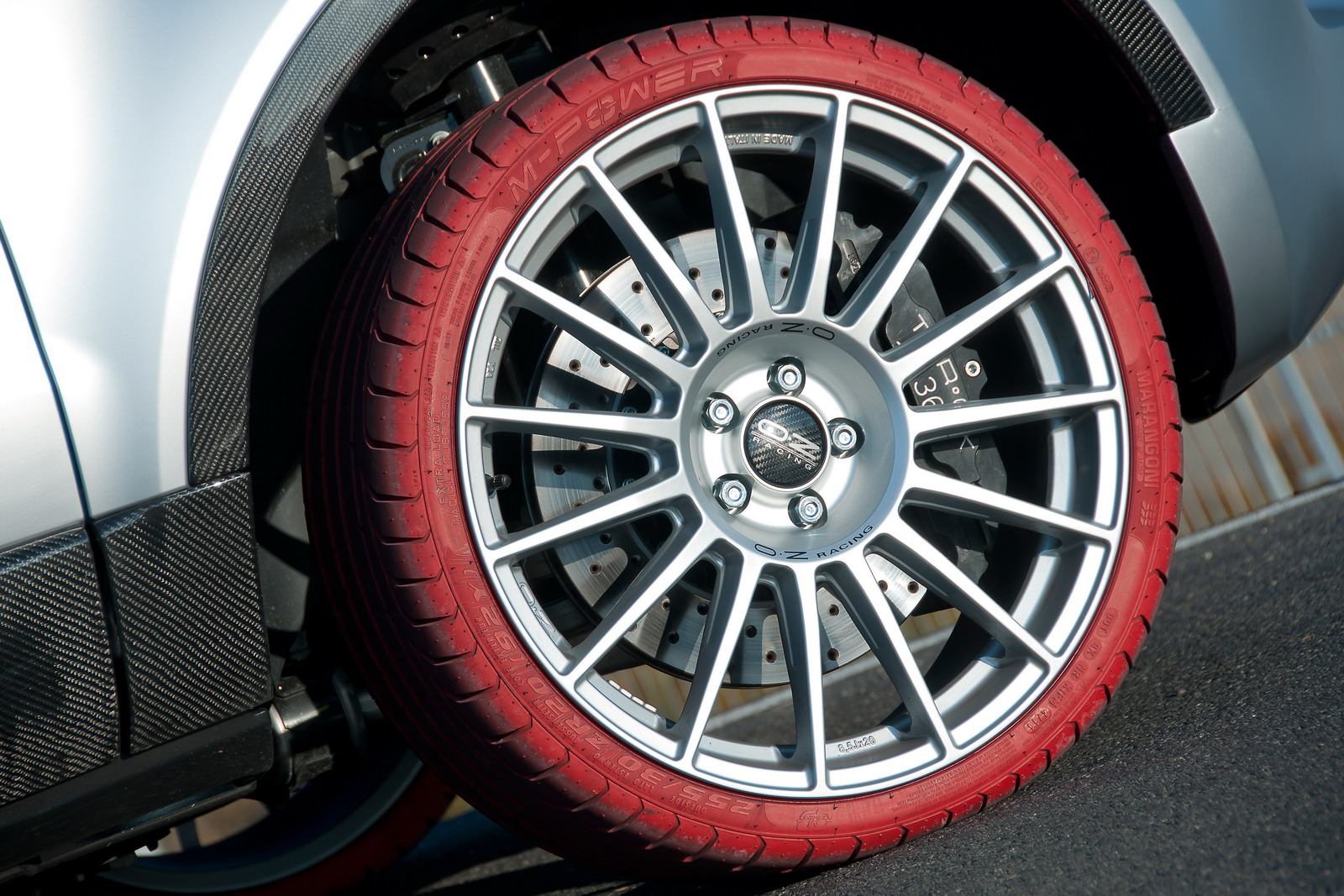 Red tyre. Range Rover Evoque колесо. Цветные шины. Красные покрышки. Красные шины на авто.