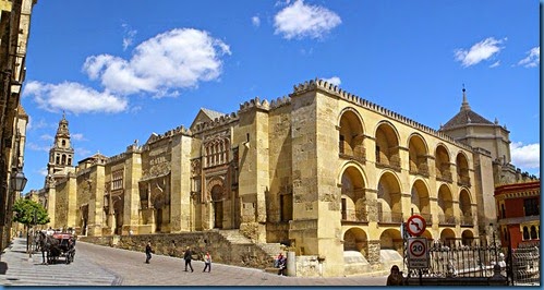800px-Mezquita_de_Córdoba,_exterior_del_muro_de_la_quibla.