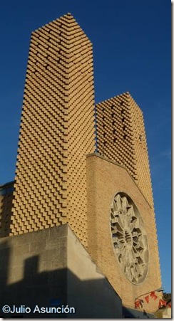 Fachada de la iglesia de San Miguel Arcángel - Cadreita - Navarra
