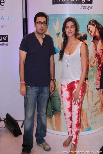 deepikapadukone hot cleavage show stills