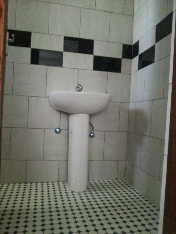 UJENZI ZONE WASHROOM IDEAS(BLACK AND WHITE TILES ROCKS)