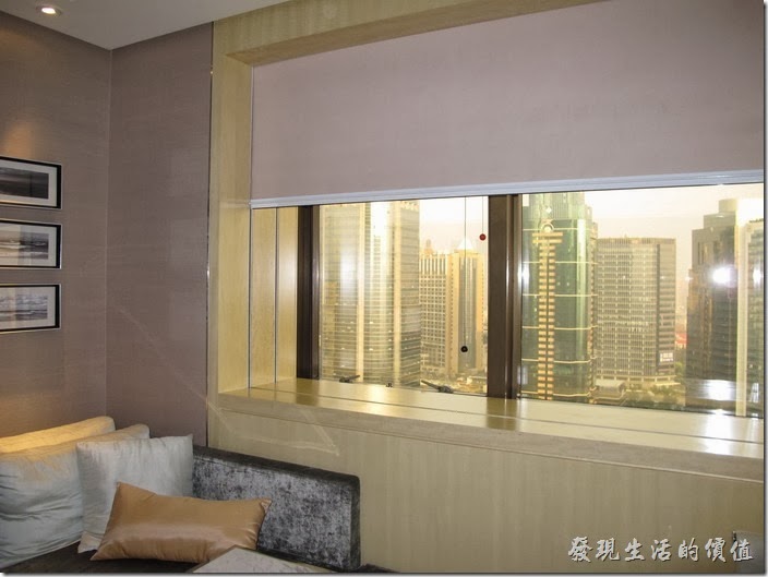 上海-齊魯萬怡酒店。這是16樓以上高樓層的房型，窗戶比較小一點，但視也比較好，也沒有遮蔽物來阻擋視線，不過房間似乎比低樓層小一點。 