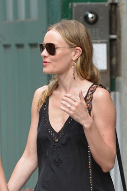 Kate Bosworth & Her Black Handbag with Engagement Ring