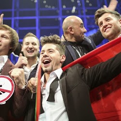 Qui tient le drapeau... (photo : eurovision.tv) TH00009.jpg