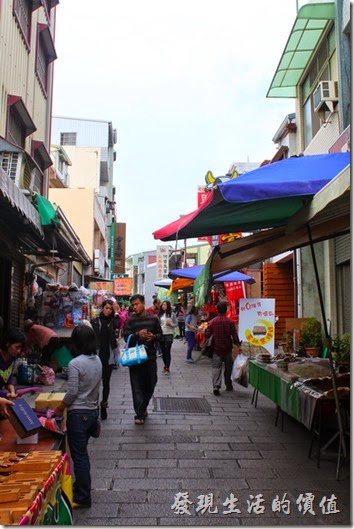 台南市的延平街又名「安平老街」，是觀光客到台南必去的景點之一，又號稱是全台灣第一條具備商業模式的街道，因為這裡是三百多年前荷蘭人在台灣修築的第條道路，所以有『台灣第一街』之稱。