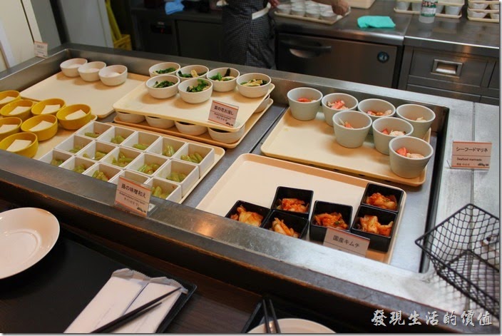 【博多祇園Hotel東名inn】的早餐很豐盛，這裡有一些小碟配菜可以自由選擇。 