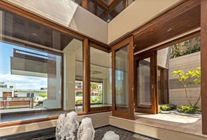 Twin-Courtyard-House-diseñada-por-Charged-Voids Twin-Courtyard-House-diseñada-por-Charged-Voids