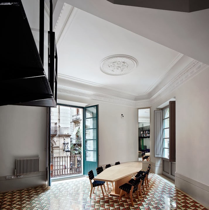 [10-Carrer-Avinyo-David-Kohn-Architects-Barcelona-photo-Jose-Hevia-Blach-yatzer.jpg]