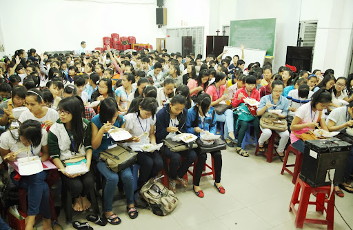 Các thí sinh ăn sáng trước khi đến trường thi