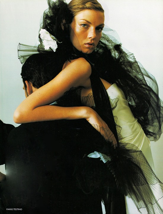 vogue-uk-december-2000-editorial-angela-lindvall-mario-testino-5