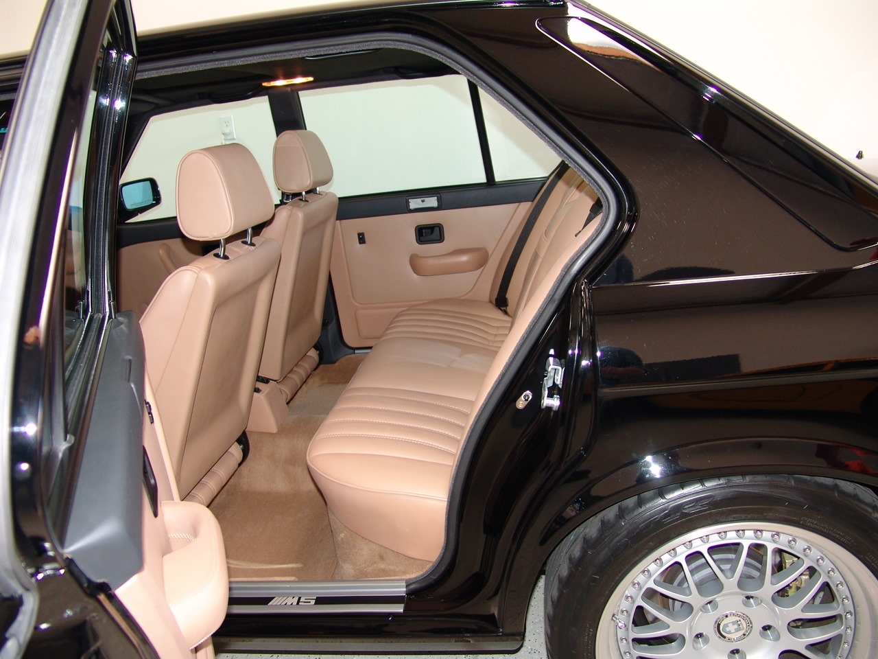 [1988-BMW-M5-Carscoop19%255B2%255D.jpg]