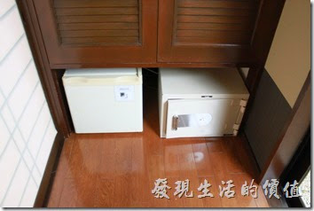 日本北九州-由布院-彩岳館。客房內另外也有電冰箱、保險箱、電視機、熱水瓶…等設備。
