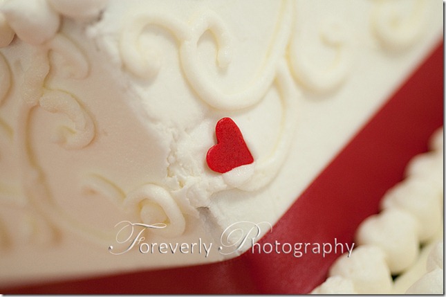 wedding-cake--red-heart-with-red-ribbon-and-icing-details
