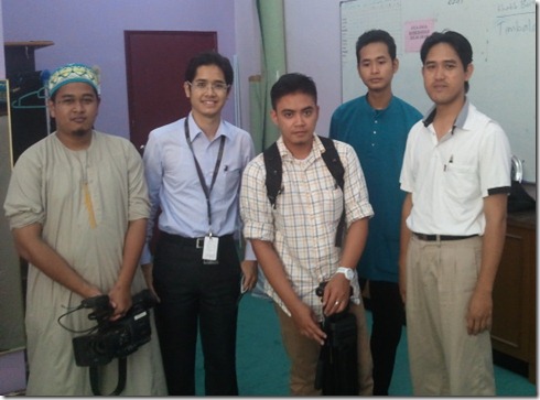 Wartawan TV al-Hijrah, Bro Adi Ikmal (dua dari kiri) dan krew Bro Saifulnizam (kiri sekali) dan jurukamera (tengah).