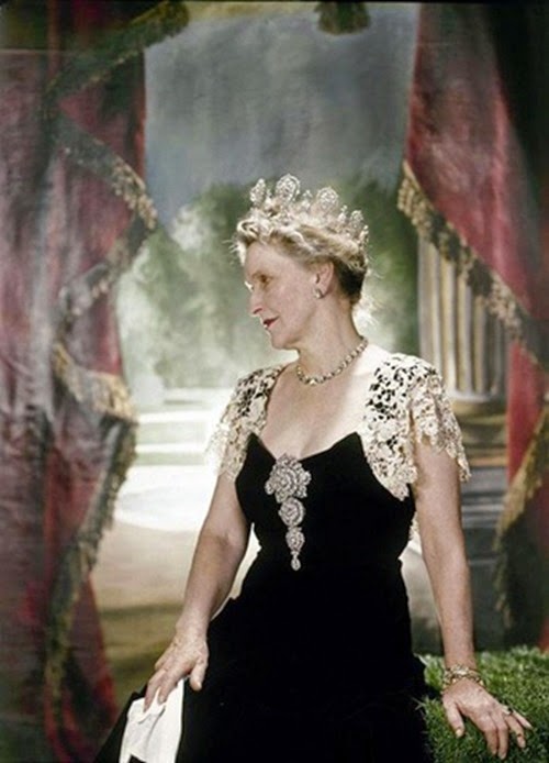 tiara Lady Astor con tiara y un impresionante stomacher[4]
