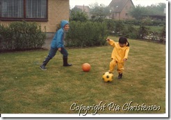 Børnene spiller fodbold