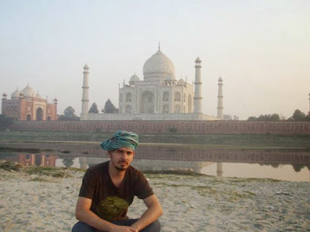 Doi romani si-un tricolor in jurul lumii Stefan langa Taj Mahal