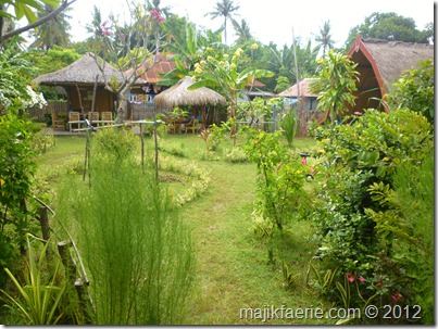 The garden and compound at Villa Kompok