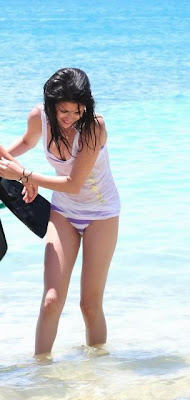 hot-and-sexy-selena-gomez-pictures-of-beach