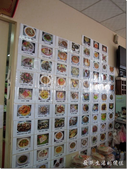 台南-和樂食堂。一整片牆的點菜單。