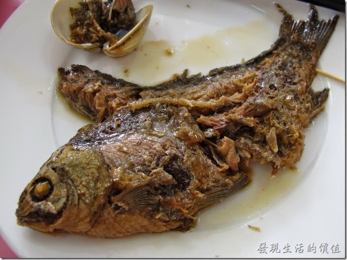 台南-和樂食堂。蔥焅(火靠)鯽魚。看這魚刺及魚骨都已經酥掉了，感覺有點像上海菜的「熏魚」，但是味道比熏魚淡些。