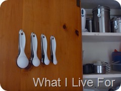 Hang measuring spoons on the cupboard door