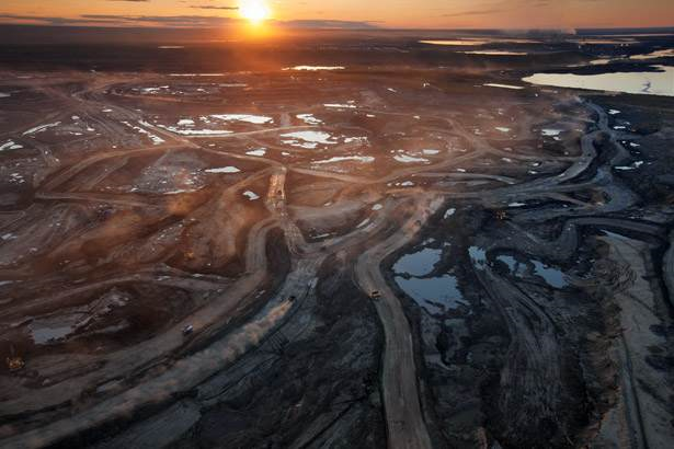 Aerial view of sunset over the Athabasca bitumen mine in Alberta, Canada. The proposed Keystone Pipeline System will transport petroleum products from the bitumen mine through the U.S. for export. Photo: revistamundoverde.net