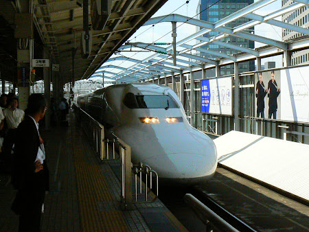 Imagini Japonia: Shinkansen in gara Osaka
