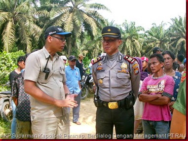 AKP Suparman Kapolsek Peranap, Berdialog Dengan Managemant PT RAU di TKP. Foto F Edi Taju. - Copy