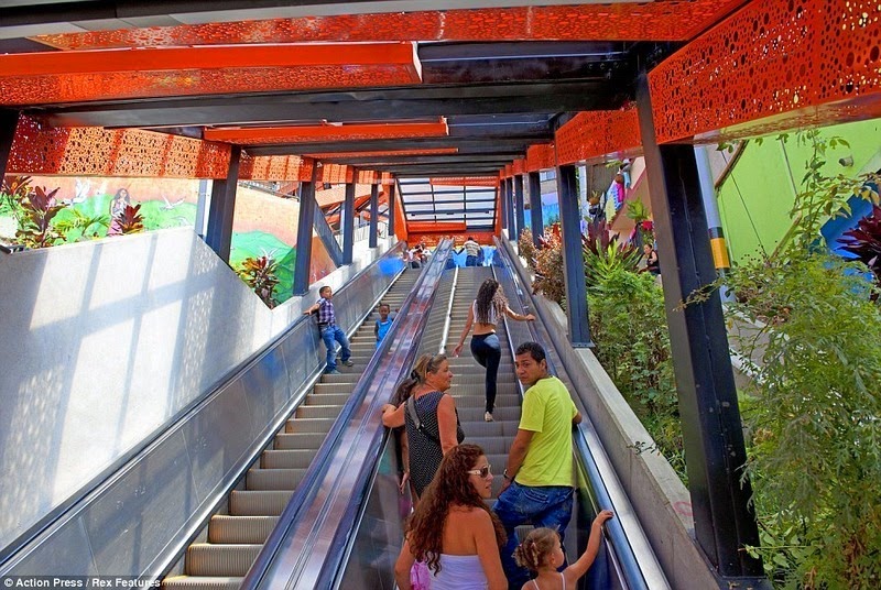 medellin-comuna-13-escalator-8
