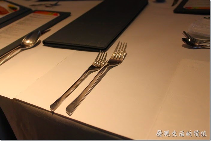 西餐的禮儀，所有的刀叉湯匙都是從內側的用起，用過之後就直接放在餐盤上讓服務生一起撤走，鐘頭如果有不夠的餐具，再找服務生拿就對了。