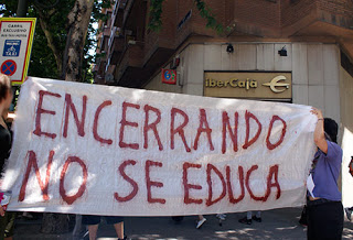 Daniel Peña, basta de represión Aquí está de nuevo la CNT, siguiendo el calendario oficial de actos institucionales en los que el equipo rector de la universidad Carlos III dilapida el dinero que se ahorra en las nóminas de los trabajadores despedidos. Aquí está otra vez la CNT denunciando públicamente lo absurdo e inmoral de que esta universidad continúe su festival de eventos protocolarios, competiciones deportivas, cenas de gala, fiestas de inauguración y saraos, mientras más de 300 trabajadores y compañeros nuestros están desde hace un año en la calle, con la incertidumbre de no saber cómo llegar a fin de mes o cuál será el futuro a corto plazo de sus familias. Hay que tener mucha desvergüenza para seguir tirando así el dinero. Hay que ser muy cruel para salir luciendo palmito y entregando trofeos de cara al público, mientras, entre bambalinas, el rector Daniel Peña, su equipo directivo y sus servicios jurídicos muestran su cara más feroz y fascista, abusando de los trabajadores y estudiantes que han decidido organizarse para luchar contra los despidos o denunciar su brutal subida de tasas. Esto le ocurrió a nuestro compañero y delegado de la Sección Sindical de CNT en la UC3M, que desde el pasado mes de julio de 2012 está padeciendo las consecuencias, no solo de haber sido despedido después de cuatro años de servicio a esta universidad, sino también de haber levantado la voz contra quienes, desde sus casas en el barrio de Salamanca y con la comodidad de sus sueldos millonarios, precarizan el empleo y atemorizan al personal que trabaja en esta universidad. No le ha bastado al rector Daniel Peña con violar la autonomía universitaria el pasado 2 de octubre y enviar a la Policía Nacional para disolver un piquete sindical que la sección de CNT estaba llevando a cabo en el campus de Leganés. No le ha bastado con atropellar la libertad sindical y clausurarnos la cuenta de correo y el acceso a las listas de distribución de información. No le ha bastado con dar órdenes estrictas, bajo la amenaza de despidos, a los empleados de seguridad de los diferentes campus, para que neutralicen a porrazos y puñetazos cualquier actividad de propaganda que este sindicato pretenda hacer dentro de la universidad. No le ha bastado al rector Daniel Peña con insultar a nuestro compañero despedido el pasado 5 de diciembre, mientras un empleado de seguridad le agredía y le rompía el megáfono con el que pretendía leer un comunicado. No le ha parecido suficiente: el pasado día 18 de febrero a nuestro compañero le llegó una citación del Juzgado de Instrucción número 8 de Getafe para declarar el próximo 29 de abril en calidad de imputado en un juicio de faltas. El rector de la Universidad le ha denunciado por coacciones y desórdenes públicos por haberse subido junto a varios compañeros suyos con una pancarta al estrado del salón de grados durante el piquete con que se inició el conflicto sindical por su despido el pasado 18 de septiembre. De esta manera, el rector Daniel Peña Sánchez de Rivera pretende mandar un mensaje claro a los futuros despedidos en la universidad Carlos III de Madrid: "cuando te echemos de tu puesto de trabajo, vete a tu casa en silencio y espera sumiso allí a ver si te volvemos a llamar dentro de unos meses, porque si te atreves a protestar y denunciar lo injusto de esa situación, sufrirás las consecuencias." Es el mismo mensaje que durante esta semana pasada el rector de la Universidad Politécnica de Madrid ha querido transmitir a los trabajadores despedidos de aquella institución, llenando el campus de antidisturbios para impedir que los empleados celebrasen asambleas. Desde la Sección Sindical de CNT en la UC3M no estamos dispuestos a permitir que se avasalle de esta manera a trabajadores que simplemente están reivindicando lo que es justo y defendiendo un puesto de trabajo y un salario de mileuristas. No se lo consentimos a empresarios de tres al cuarto cuando despiden y acosan a nuestros compañeros, así que mucho menos se lo vamos a permitir a supuestos empleados públicos con complejos de déspotas. Queremos dejar claro que en esta universidad los únicos que coaccionan y desordenan lo público son ellos, el rector y sus socios y amigotes en empresas y bancos como Ibercaja, patrocinador de esta Carrera Popular Intercampus y responsable de más de 300 desahucios solo en 2012 en la Comunidad de Madrid. Además, Ibercaja ha sido el principal financiador durante años de la Fundación O'Belén, empresa gestora de centros de menores denunciada por diferentes colectivos e instituciones, incluido el Defensor del Pueblo, por haber cometido torturas y ser responsable de la muerte de Hamid, de 12 años, en el Centro Picón de Jarama y de Saray, de 14, durante su traslado al centro que O’Belén gestiona en Azuqueca de Henares (Guadalajara). No vamos a consentir que el dinero que se ahorra la Universidad Carlos III en nóminas de trabajadores despedidos sirva para lavar la imagen de empresas y bancos responsables de la miseria de millones de personas en este país. No vamos a permitir que al rector Daniel Peña, en vez de caérsele la cara de vergüenza por despedir y acosar a trabajadores de la Universidad, aparezca en público para entregar premios. Pedimos disculpas a los atletas profesionales y a los trabajadores que iban a recibir hoy su premio. Estamos seguros que comprenderán que, antes de las competiciones y carreras de unos contra los otros, está la solidaridad entre iguales y, ante todo, la solidaridad con los trabajadores de la universidad Carlos III despedidos. ¡¡READMISIÓN, COMPAÑEROS DESPEDIDOS!! ¡¡NINGUNA AGRESIÓN SIN RESPUESTA!! ¡¡FUERA PARÁSITOS DE NUESTRA UNIVERSIDAD!! Daniel Peña, basta de represión Aquí está de nuevo la CNT, siguiendo el calendario oficial de actos institucionales en los que el equipo rector de la universidad Carlos III dilapida el dinero que se ahorra en las nóminas de los trabajadores despedidos. Aquí está otra vez la CNT denunciando públicamente lo absurdo e inmoral de que esta universidad continúe su festival de eventos protocolarios, competiciones deportivas, cenas de gala, fiestas de inauguración y saraos, mientras más de 300 trabajadores y compañeros nuestros están desde hace un año en la calle, con la incertidumbre de no saber cómo llegar a fin de mes o cuál será el futuro a corto plazo de sus familias. Hay que tener mucha desvergüenza para seguir tirando así el dinero. Hay que ser muy cruel para salir luciendo palmito y entregando trofeos de cara al público, mientras, entre bambalinas, el rector Daniel Peña, su equipo directivo y sus servicios jurídicos muestran su cara más feroz y fascista, abusando de los trabajadores y estudiantes que han decidido organizarse para luchar contra los despidos o denunciar su brutal subida de tasas. Esto le ocurrió a nuestro compañero y delegado de la Sección Sindical de CNT en la UC3M, que desde el pasado mes de julio de 2012 está padeciendo las consecuencias, no solo de haber sido despedido después de cuatro años de servicio a esta universidad, sino también de haber levantado la voz contra quienes, desde sus casas en el barrio de Salamanca y con la comodidad de sus sueldos millonarios, precarizan el empleo y atemorizan al personal que trabaja en esta universidad. No le ha bastado al rector Daniel Peña con violar la autonomía universitaria el pasado 2 de octubre y enviar a la Policía Nacional para disolver un piquete sindical que la sección de CNT estaba llevando a cabo en el campus de Leganés. No le ha bastado con atropellar la libertad sindical y clausurarnos la cuenta de correo y el acceso a las listas de distribución de información. No le ha bastado con dar órdenes estrictas, bajo la amenaza de despidos, a los empleados de seguridad de los diferentes campus, para que neutralicen a porrazos y puñetazos cualquier actividad de propaganda que este sindicato pretenda hacer dentro de la universidad. No le ha bastado al rector Daniel Peña con insultar a nuestro compañero despedido el pasado 5 de diciembre, mientras un empleado de seguridad le agredía y le rompía el megáfono con el que pretendía leer un comunicado. No le ha parecido suficiente: el pasado día 18 de febrero a nuestro compañero le llegó una citación del Juzgado de Instrucción número 8 de Getafe para declarar el próximo 29 de abril en calidad de imputado en un juicio de faltas. El rector de la Universidad le ha denunciado por coacciones y desórdenes públicos por haberse subido junto a varios compañeros suyos con una pancarta al estrado del salón de grados durante el piquete con que se inició el conflicto sindical por su despido el pasado 18 de septiembre. De esta manera, el rector Daniel Peña Sánchez de Rivera pretende mandar un mensaje claro a los futuros despedidos en la universidad Carlos III de Madrid: "cuando te echemos de tu puesto de trabajo, vete a tu casa en silencio y espera sumiso allí a ver si te volvemos a llamar dentro de unos meses, porque si te atreves a protestar y denunciar lo injusto de esa situación, sufrirás las consecuencias." Es el mismo mensaje que durante esta semana pasada el rector de la Universidad Politécnica de Madrid ha querido transmitir a los trabajadores despedidos de aquella institución, llenando el campus de antidisturbios para impedir que los empleados celebrasen asambleas. Desde la Sección Sindical de CNT en la UC3M no estamos dispuestos a permitir que se avasalle de esta manera a trabajadores que simplemente están reivindicando lo que es justo y defendiendo un puesto de trabajo y un salario de mileuristas. No se lo consentimos a empresarios de tres al cuarto cuando despiden y acosan a nuestros compañeros, así que mucho menos se lo vamos a permitir a supuestos empleados públicos con complejos de déspotas. Queremos dejar claro que en esta universidad los únicos que coaccionan y desordenan lo público son ellos, el rector y sus socios y amigotes en empresas y bancos como Ibercaja, patrocinador de esta Carrera Popular Intercampus y responsable de más de 300 desahucios solo en 2012 en la Comunidad de Madrid. Además, Ibercaja ha sido el principal financiador durante años de la Fundación O'Belén, empresa gestora de centros de menores denunciada por diferentes colectivos e instituciones, incluido el Defensor del Pueblo, por haber cometido torturas y ser responsable de la muerte de Hamid, de 12 años, en el Centro Picón de Jarama y de Saray, de 14, durante su traslado al centro que O’Belén gestiona en Azuqueca de Henares (Guadalajara). No vamos a consentir que el dinero que se ahorra la Universidad Carlos III en nóminas de trabajadores despedidos sirva para lavar la imagen de empresas y bancos responsables de la miseria de millones de personas en este país. No vamos a permitir que al rector Daniel Peña, en vez de caérsele la cara de vergüenza por despedir y acosar a trabajadores de la Universidad, aparezca en público para entregar premios. Pedimos disculpas a los atletas profesionales y a los trabajadores que iban a recibir hoy su premio. Estamos seguros que comprenderán que, antes de las competiciones y carreras de unos contra los otros, está la solidaridad entre iguales y, ante todo, la solidaridad con los trabajadores de la universidad Carlos III despedidos. ¡¡READMISIÓN, COMPAÑEROS DESPEDIDOS!! ¡¡NINGUNA AGRESIÓN SIN RESPUESTA!! ¡¡FUERA PARÁSITOS DE NUESTRA UNIVERSIDAD!!