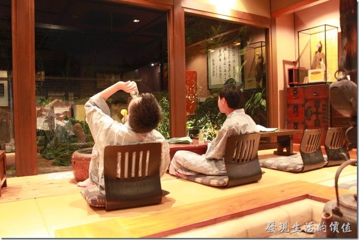 日本北九州-由布院-彩岳館-露天家庭湯屋。這裡也有休息室，可以一邊喝飲料一邊欣賞外頭的小花園，也可以在這裡下棋泡茶。